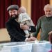 O presidente chileno Gabriel Boric com sua filha Violeta votando nas eleições gerais em Punta Arenas, província de Magalhães, Chile, em 16 de novembro de 2025 — Foto: MARCELO SEGURA / AFP