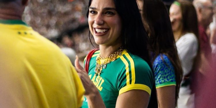 Dua Lipa assistindo o Flamengo e Fluminense no Maracanã — Foto: Marina Garcia / Fluminense