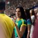 Dua Lipa assistindo o Flamengo e Fluminense no Maracanã — Foto: Marina Garcia / Fluminense