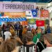 Em uma das embarcações da barqueata, participantes dizem não ao projeto do Ferrogrão — Foto: Bruno Calixto