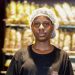 Jamile vitória, de 23 anos, conseguiu emprego recentemente em uma lanchonete — Foto: Gabriel de Paiva/Agência O Globo