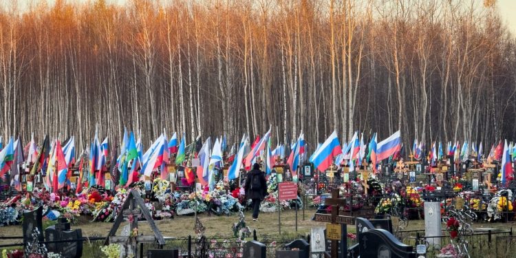 Cemitério para russos mortos na guerra na Ucrânia, na região rural de Kostroma — Foto: Andrey BORODULIN / AFP