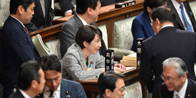 Sanae Takaichi (C), premier do Japão, durante sessão no Parlamento — Foto: Kazuhiro NOGI / AFP