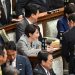 Sanae Takaichi (C), premier do Japão, durante sessão no Parlamento — Foto: Kazuhiro NOGI / AFP