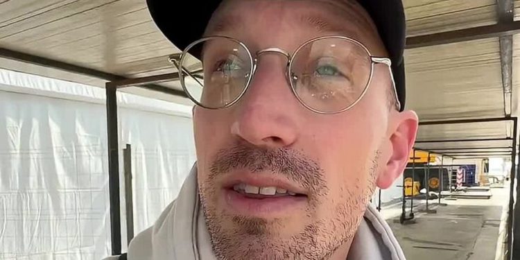 O cantor e guitarrista Bryan Henderson ganhou muitos seguidores mostrando os bastidores como tripulante do navio de cruzeiros Utopia of the Seas, da Royal Caribbean — Foto: Reprodução/Redes sociais
