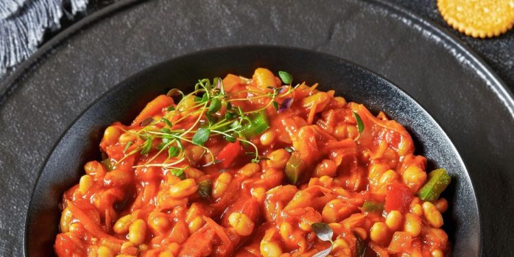 Comida ancestral: Aprenda a preparar o Chakalaka, prato sul-africano à base de feijão, legumes e especiarias