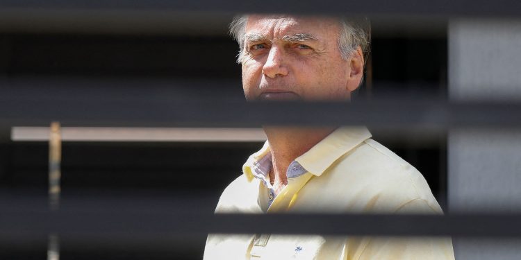 Como anda Bolsonaro às vésperas do julgamento do recurso contra sua prisão em regime fechado, segundo aliados