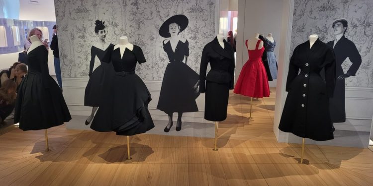Modelos desenhados por Christian Dior expostos no museu La Galerie Dior, em Paris — Foto: Eduardo Maia/O Globo
