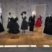 Modelos desenhados por Christian Dior expostos no museu La Galerie Dior, em Paris — Foto: Eduardo Maia/O Globo