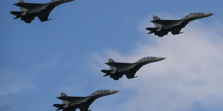 Caças Sukhoi venezuelanos de fabricação russa em Caracas, em 2022 — Foto: Federico Parra/AFP