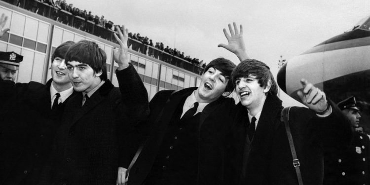Os Beatles no Aeroporto John F. Kennedy, em Nova York, nos EUA, em 1964 — Foto: STR / AFP