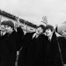 Os Beatles no Aeroporto John F. Kennedy, em Nova York, nos EUA, em 1964 — Foto: STR / AFP