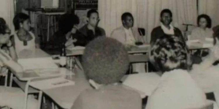 Reunião do Grupo Palmares em 1971 — Foto: Acervo Oliveira Silveira
