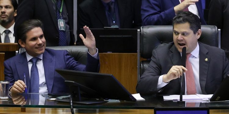 Presidentes da Câmara e do Senado, Hugo Motta e Davi Alcolumbre, comandam sessão — Foto: Lula Marques/Agência Brasil