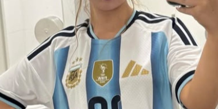 A modelo Anais Gallagher com camisa da seleção de futebol da Argentina, onde o Oasis se apresentou recentemente — Foto: Reprodução/Instagram