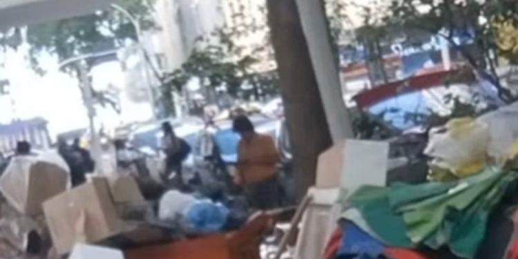 Lixo na esquina das ruas Carvalho de Mendonça e Ministro Viveiros de Castro, em Copacabana — Foto: Reprodução