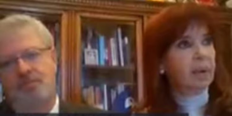 Cristina Kirchner durante a audiência remota — Foto: Reprodução / La Nación