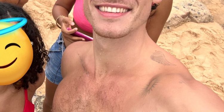 Shawn Mendes faz foto com fã na praia de Porto da Barra, em Salvador — Foto: Reprodução/Instagram