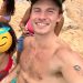 Shawn Mendes faz foto com fã na praia de Porto da Barra, em Salvador — Foto: Reprodução/Instagram