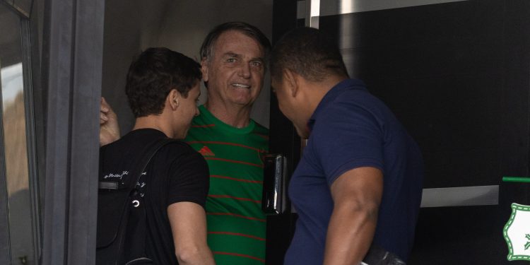 Defesa de Bolsonaro diz que vai recorrer e que prisão preventiva não se justifica: 'Pode colocar a vida em risco'