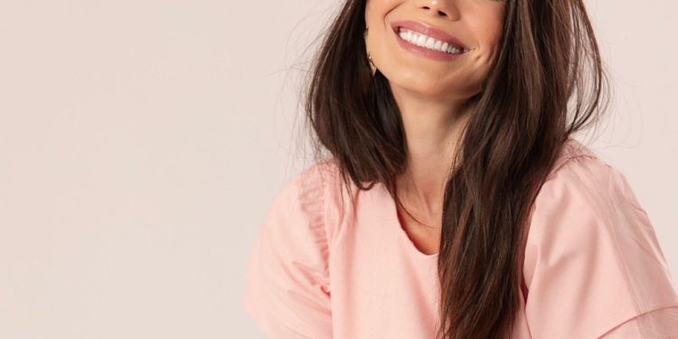 Juliana Knust em foto após tratamento de alopecia — Foto: Nanda Araújo