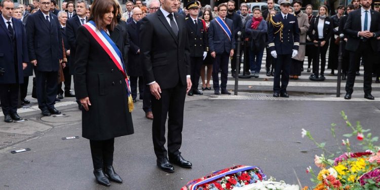 Altos funcionários do governo da França, incluindo o presidente Emmanuel Macron, participaram de uma homenagem às vítimas dos atentados em Paris — Foto: Ludovic Marin / AFP