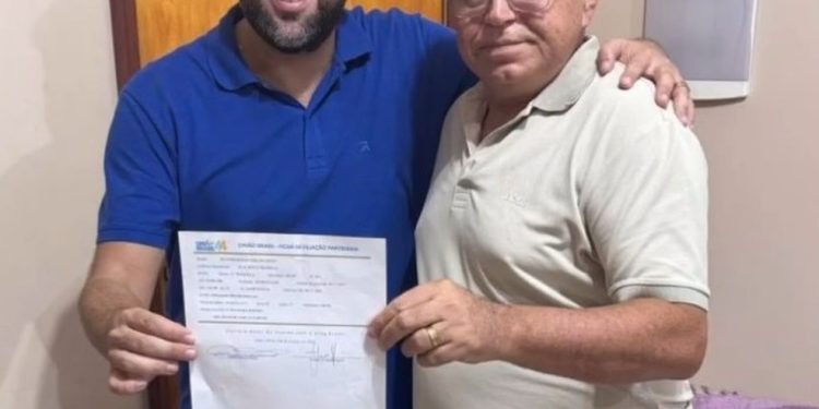 Pedro Lucas (à esq.) com o ex-prefeito Rui Filho, de Arari: deputado diz que aliado tem que explicar como usou recurso — Foto: Reprodução/Instagram