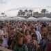 Homens e mulheres, em sua maioria vestidos com trajes de praia, dançam no festival dentro do complexo Almaza Bay — Foto: Fatma Fahmy / New York Times