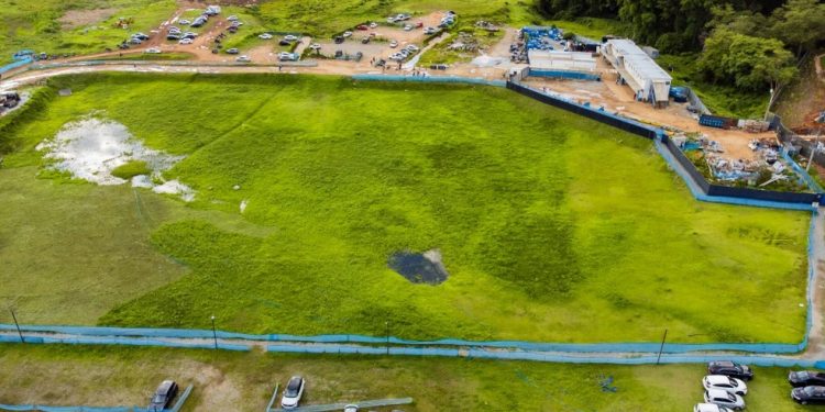 Parte do terreno onde está sendo construído megacomplexo de residências na Zona Sul, de São Paulo — Foto: Edilson Dantas/infoglobo