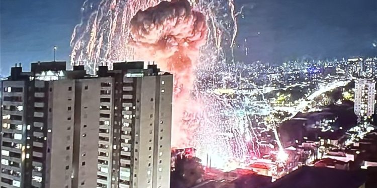 Nuvem formada pela explosão de depósito clandestino de fogos de artifício no Tatuapé, em São Paulo — Foto: Reprodução
