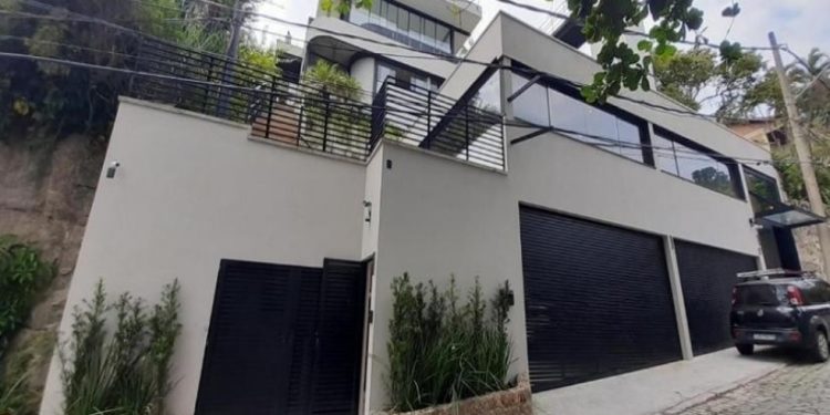 Fachada da mansão no Joá — Foto: Reprodução