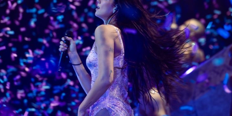 Dua Lipa faz show no estacionamento da Farmasi Arena no sábado (22) — Foto: Divulgação