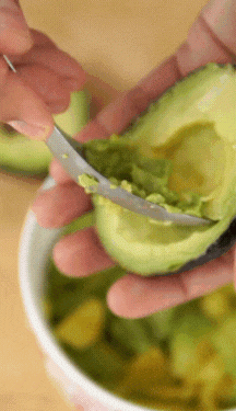 É bom comer abacate? Veja 4 efeitos que a fruta produz no corpo