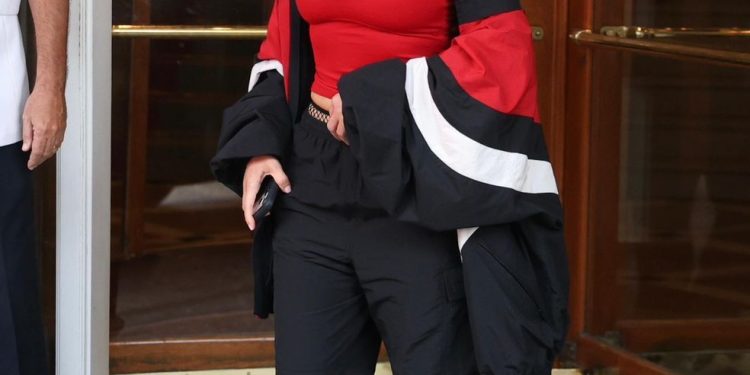 Kim Kardashian combinou os chinelos com meias — Foto: Divulgação | Havaianas