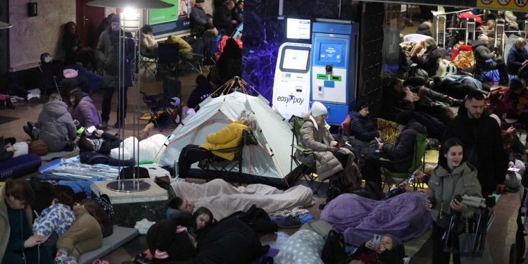 Pessoas se abrigam em estação de metrô durante ataques aéreos russos em Kiev em meio à invasão russa da Ucrânia — Foto: Yan Dobronosov / AFP