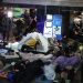 Pessoas se abrigam em estação de metrô durante ataques aéreos russos em Kiev em meio à invasão russa da Ucrânia — Foto: Yan Dobronosov / AFP
