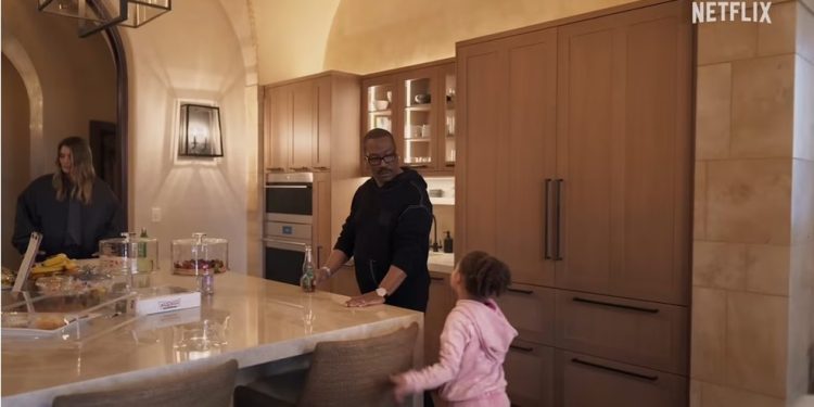 Um dos cômodos da casa de Eddie Murphy visto em 'Eu, Eddie' — Foto: Reprodução/Netflix