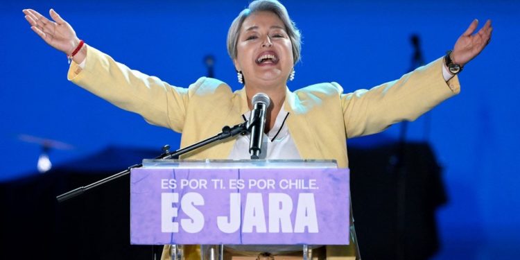 A candidata à presidência do Chile, Jeannette Jara — Foto: RODRIGO ARANGUA / AFP