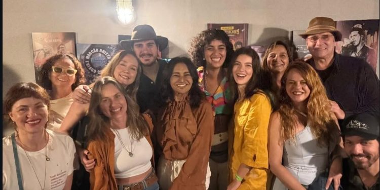 Elenco e equipe de 'Pantanal' se reencontra em show de Almir Sater e Gabriel Sater no Rio