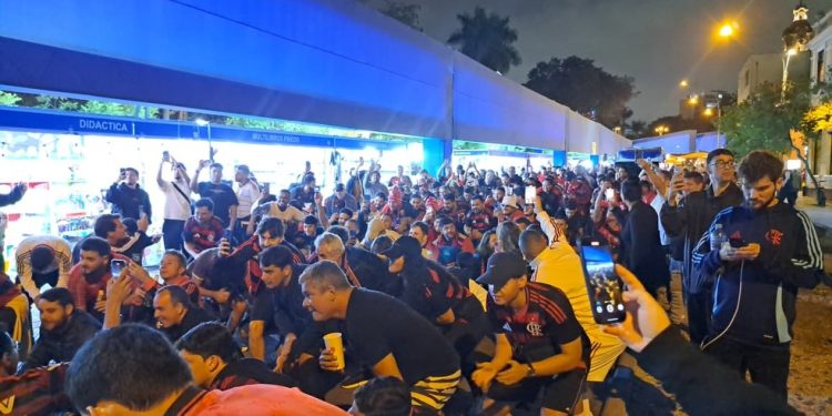 Torcedores do Flamengo fazem a festa pelas ruas de Lima — Foto: Davi Ferreira