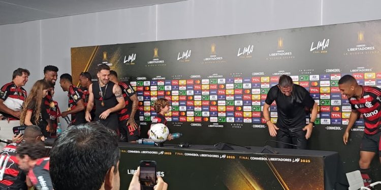 Filipe Luís toma banho de água gelada, em comemoração por título da Libertadores — Foto: Davi Ferreira/ Jornal O GLOBO