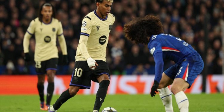Lamine Yamal, do Barcelona, driblando Cucurella, do Chelsea — Foto: Adrian Dennis / AFP