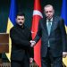 Os presidentes da Ucrânia, Volodymyr Zelensky, e da Turquia, Recep Tayyip Erdogan, cumprimentam-se durante coletiva em Istambul — Foto: OZAN KOSE / AFP