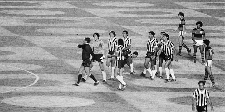 Atlético-MG x Flamengo da Libertadores-1981 terminou aos 37 minutos do 1º tempo com 5 jogadores do Galo expulsos — Foto: Eurico Dantas