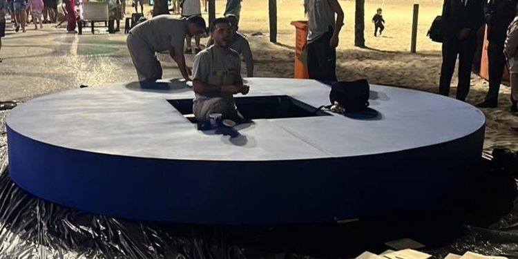 Turistômetro é instalado no calçadão de Copacabana, no Rio de Janeiro — Foto: Embratur/Divulgação