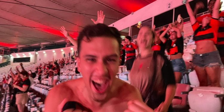 Pedro Mourão foi só alegria com o tetracampeonato do Flamengo — Foto: João Pedro Fragoso