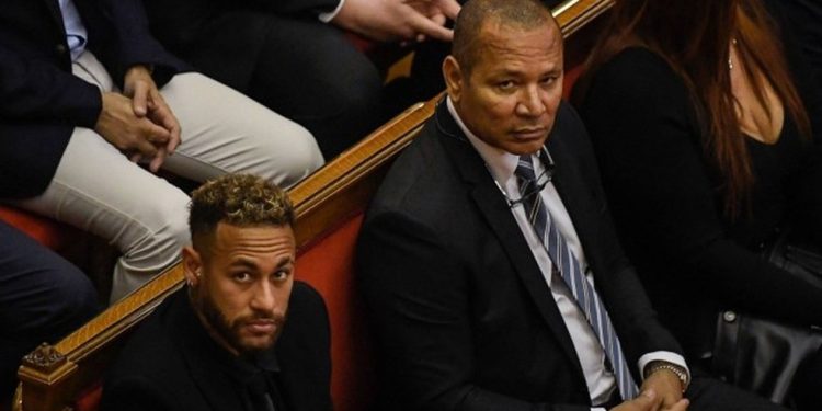 Neymar Jr. sentado ao lado do pai, Neymar dos Santos, no tribunal de Barcelona — Foto: Josep Lago / AFP