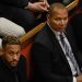 Neymar Jr. sentado ao lado do pai, Neymar dos Santos, no tribunal de Barcelona — Foto: Josep Lago / AFP
