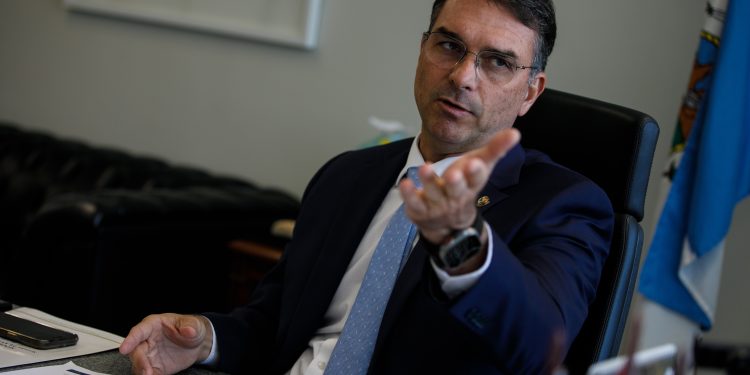 Enquanto Flávio Bolsonaro perde 15 kg com Monjauro, o bolsonarismo vai afinando por conta própria