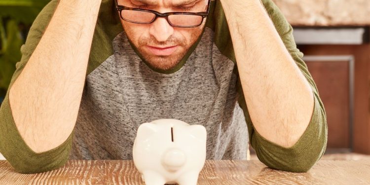 Entenda como quitar as dívidas e limpar o nome com o pagamento do 13º salário